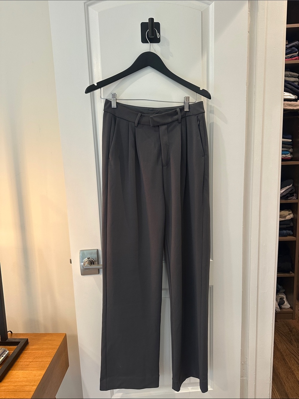 Women’s Cuts Pleated Wide-Leg Dress Pants - Charcoal Gray